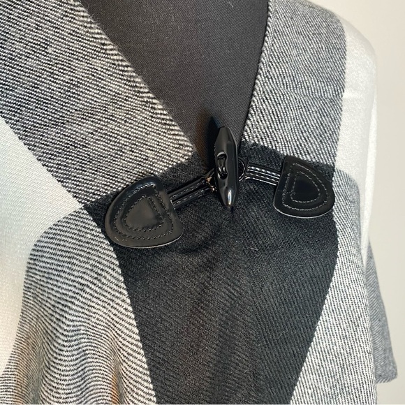 PETER NYGARD Women’s Black White Checker Large Plaid Print Poncho Shawl Cape - Picture 6 of 8